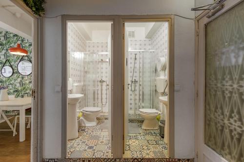 a bathroom with two toilets and a shower at Travel & Live Porto Hostel in Porto