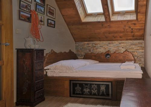 シュツァブニツァにあるApartament na Szczycie z Sauną i Kominkiemのレンガの壁、ベッド付きのベッドルーム1室
