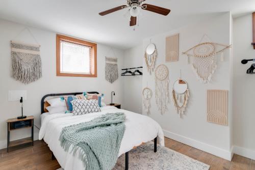 リッチモンドにあるPrime Location! Cozy Home in Church Hill/Shockoeのベッドと天井扇風機のある寝室