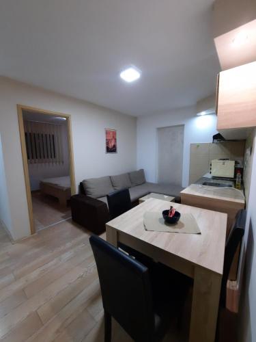 Ein Sitzbereich in der Unterkunft Apartmani Tvins