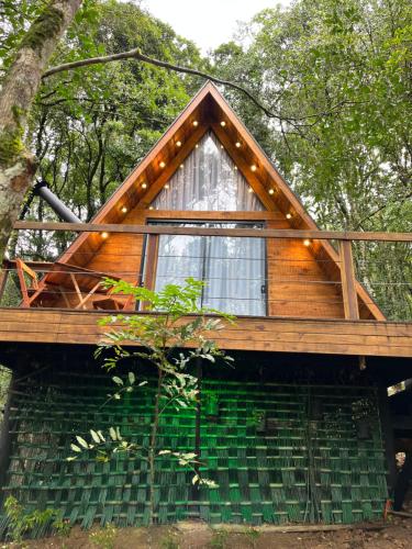 une cabane dans les arbres avec un toit et une fenêtre dans l'établissement Chalé da Roça - Garibaldi, à Garibaldi