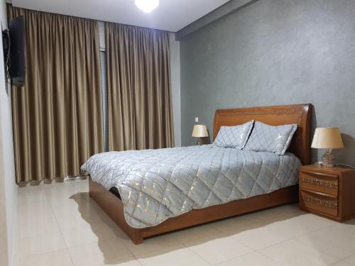 - une chambre avec un lit et une grande fenêtre dans l'établissement appartement Islane G26, à Agadir