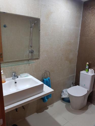 La salle de bains est pourvue d'un lavabo, de toilettes et d'un miroir. dans l'établissement appartement Islane G26, à Agadir