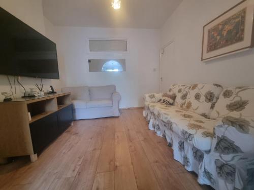 Μια τηλεόραση ή/και κέντρο ψυχαγωγίας στο Private Rooms in London,