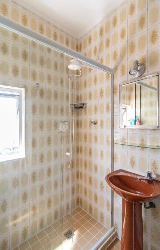 a bathroom with a shower and a sink at Studio Gonzaga 1 Quadra da Praia in Santos