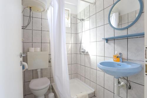 uma casa de banho com um lavatório, um WC e um espelho. em Studio Gradac 2784d em Gradac