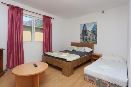 Postel nebo postele na pokoji v ubytování Apartments with a parking space Gradac, Makarska - 2784