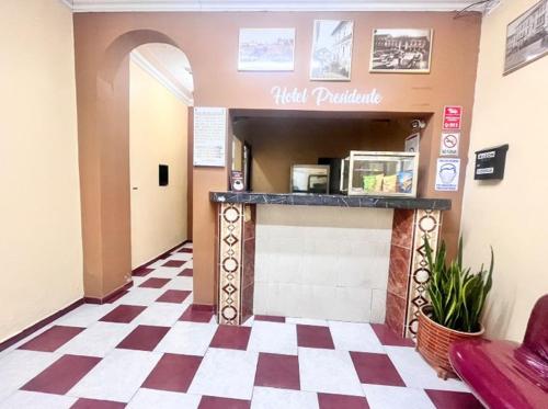 eine Essenstheke in einem Restaurant mit kariertem Boden in der Unterkunft Hotel Presidente in Quito