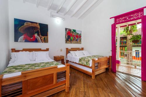a bedroom with two beds and a window at Casa Etnika in Jericó