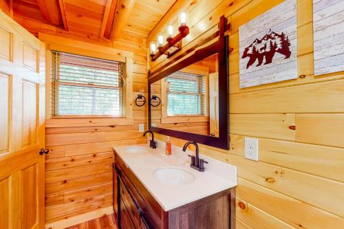 y baño con lavabo y espejo. en Deep Creek Mountain Retreat, en McHenry
