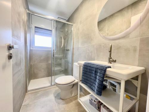 a bathroom with a toilet and a sink and a shower at GOLDEN COAST CALAFELL 2 in El Vendrell