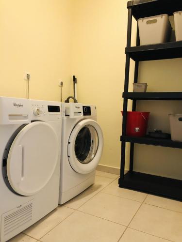 Imagen de la galería de # Blue Bay Beach - Ocean View Apartments - FULLY AIR CONDITIONED #, en Blue Bay