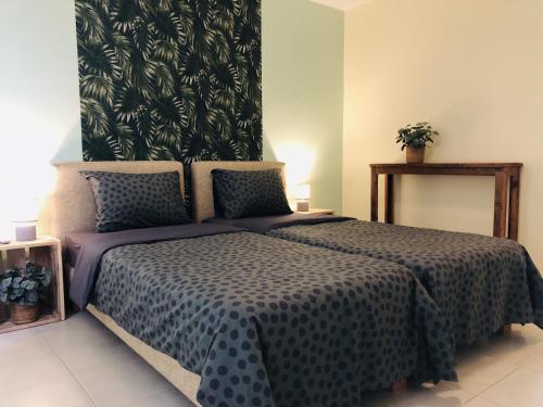 sypialnia z łóżkiem z dużym zagłówkiem w obiekcie # Blue Bay Beach - Ocean View Apartments # w mieście Blue Bay