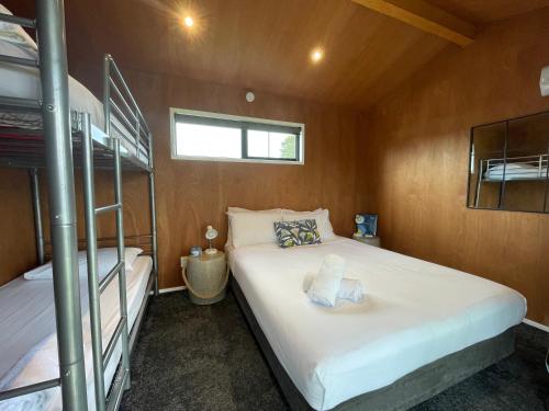 Letto o letti in una camera di Cambridge Top 10 Holiday Park