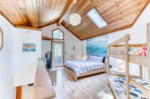 Ένα ή περισσότερα κρεβάτια σε δωμάτιο στο Sitka by the Sea - Meredith Lodging