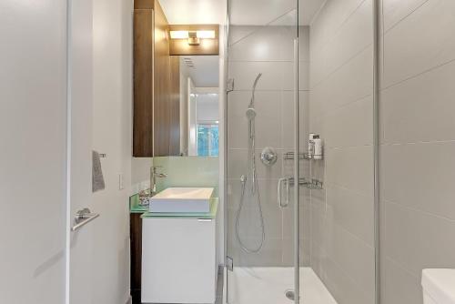uma casa de banho com um chuveiro e uma porta de vidro em Luxury 2BR Apt-CN View-Free Parking-Roof Top Pool em Toronto