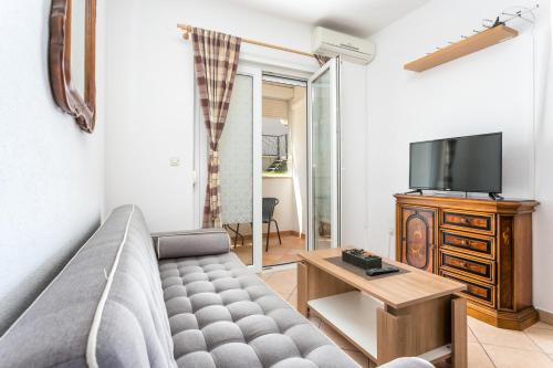 Apartments with parking space Kastel Stafilic, Kastela - 20926