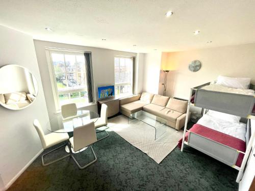 uma sala de estar com uma cama e um sofá em Wilmot Guest House em Londres