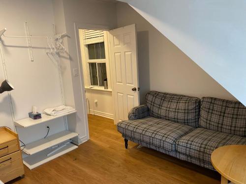 Χώρος καθιστικού στο Quad Room with Private Bathroom 536A-Two Bedrooms