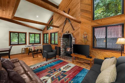 ein Wohnzimmer mit Couch und Fernseher in der Unterkunft Sky Serenity in Skykomish
