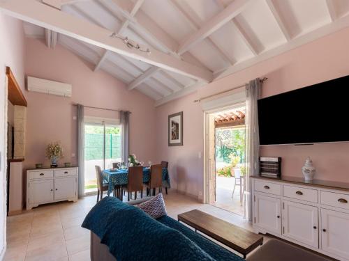 Μια τηλεόραση ή/και κέντρο ψυχαγωγίας στο Villa Cannelle with private pool