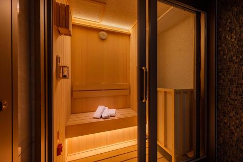 een sauna met twee handdoeken op een bank bij Tiara Brun in Yamato-minami