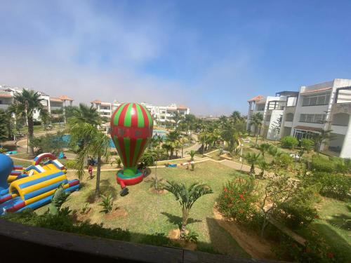 uma vista para um parque infantil com um balão de ar quente em Marina Golf Asilah em Asilah