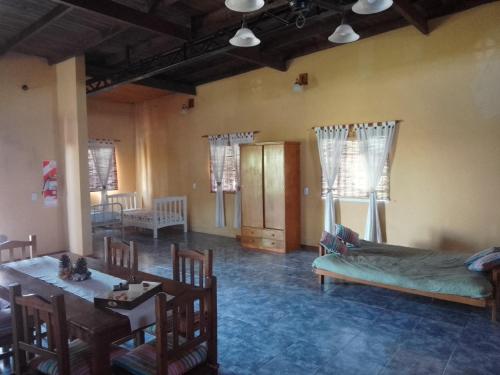 ein Wohnzimmer mit Tisch und Stühlen und einer Couch in der Unterkunft La posada de Don Santiago in Villa Lía
