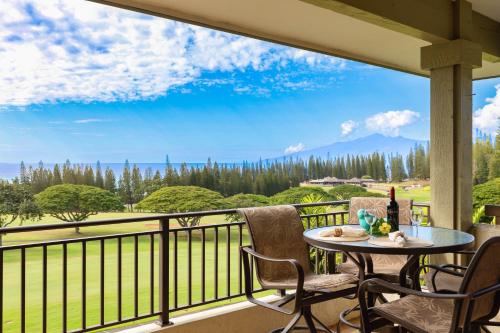 eine Terrasse mit Tisch und Stühlen auf einem Balkon in der Unterkunft Kapalua Golf Villa 18V4 in Kahana