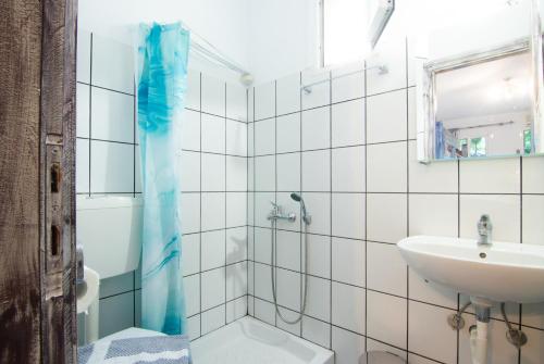 un baño con ducha y lavabo en Studios Liolios #6, en Skala Potamias