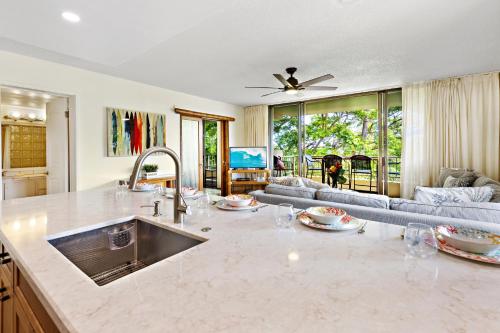 een keuken met een wastafel en een woonkamer bij Paki Maui 327 in Kahana