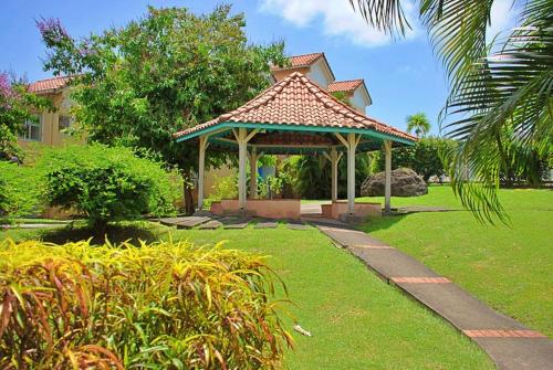 a gazebo in the middle of a yard at Alpinia in Sainte-Anne