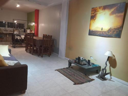 - un salon avec un canapé et une table avec une lampe dans l'établissement Dpto parque Avellaneda, à San Miguel de Tucumán