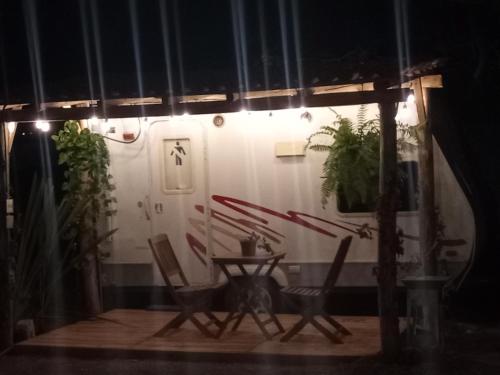 rodante el piñon en EZEQUIEL MONTES في ازيكويل مونتيس: غرفة بها طاولة وكراسي أمام باب