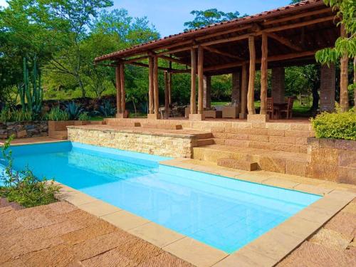巴里查拉的住宿－Estancia Arboreto - Reserva Natural，后院的游泳池,带凉亭