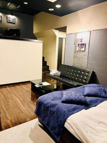 a bedroom with a bed and a large mirror at ホテル CROWN MOTEL in Yokohama
