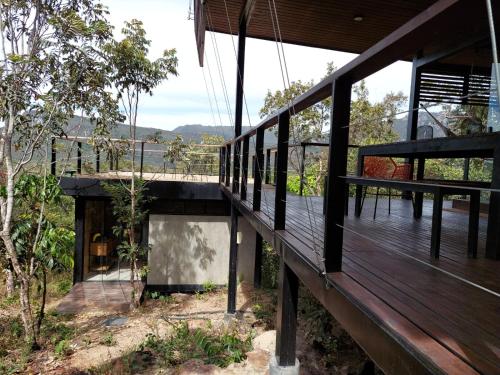 una terraza de madera de una casa con vistas en Casa da Serra, en Cavalcante