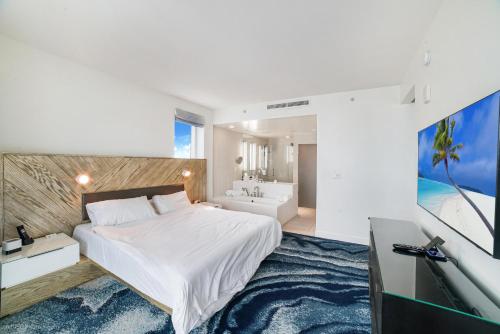 Postelja oz. postelje v sobi nastanitve Luxury High Floor Corner 1BR Unit at W Resort Fort Lauderdale-Well stocked
