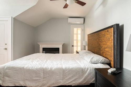 a bedroom with a large bed with a wooden headboard at Historic Hagerstown Antietam Battlefield WhiteTail in Hagerstown