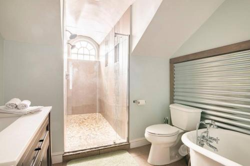 W łazience znajduje się prysznic, toaleta i umywalka. w obiekcie Historic Hagerstown Antietam Battlefield WhiteTail w mieście Hagerstown