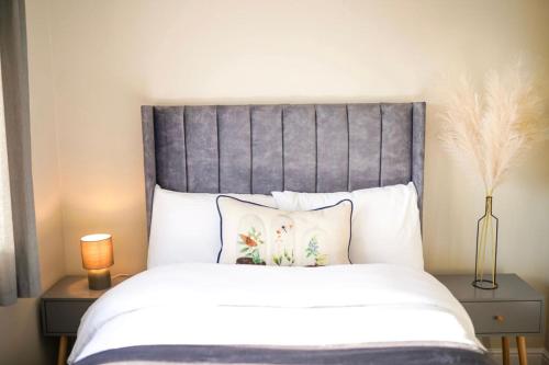 杜斯伯里的住宿－House of Kaima - 6 bed detached，卧室配有一张带枕头的大型白色床