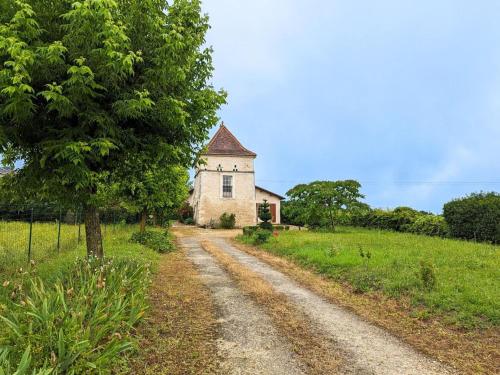 a dirt road in front of an old house at Gîte de charme 17ème s. avec jardin clos, proche forêt et Aubeterre, internet fibre, animaux OK - FR-1-653-42 in Saint-Romain