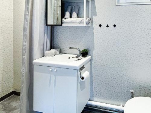 y baño con lavabo blanco y aseo. en Holiday home LJUNGBY IV, en Ljungby