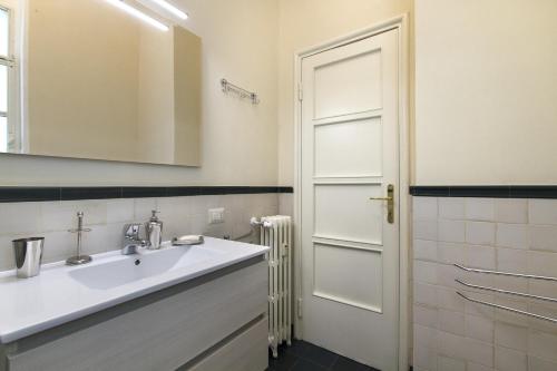ein Bad mit einem Waschbecken und einem Spiegel in der Unterkunft Apartment Papiniano 38 in Mailand