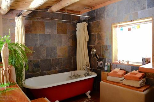 Ett badrum på Casa Gallina - An Artisan Inn