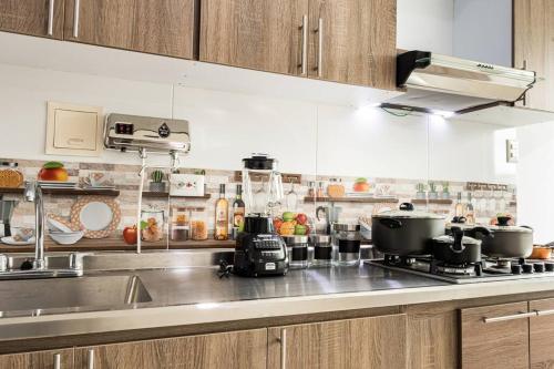 a kitchen with a stainless steel counter top with pots and pans at Makadamia Aptos in Sincelejo