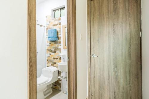 a bathroom with a white toilet and a sink at ¡Apartamento ideal en Sincelejo- Sucre! in Sincelejo