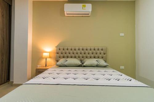 a bedroom with a large bed with a white bedspread at ¡Apartamento ideal en Sincelejo- Sucre! in Sincelejo