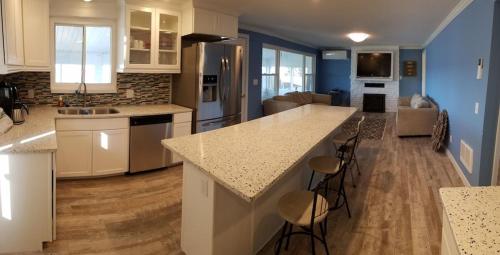 Kuchyň nebo kuchyňský kout v ubytování Private Sand Beach Cottage - Sleeps 10