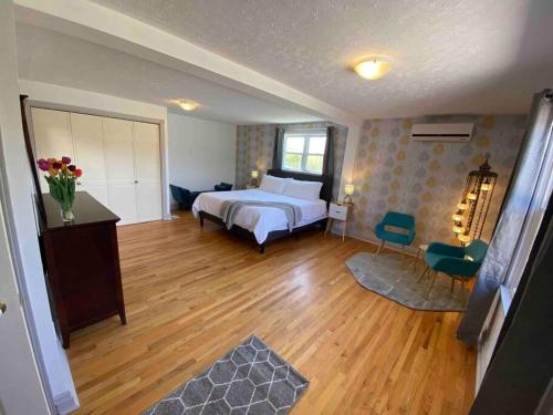 una camera con letto, tavolo e sedie di Red Brick Farm House a Kentville